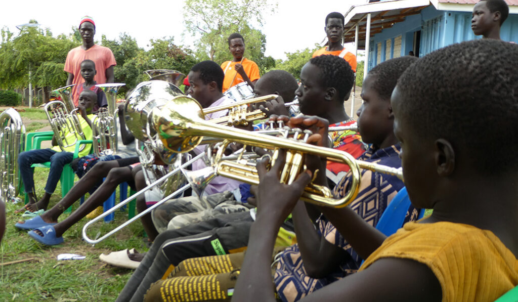 Gracias a donaciones, el grupo cuenta con una treintena de instrumentos