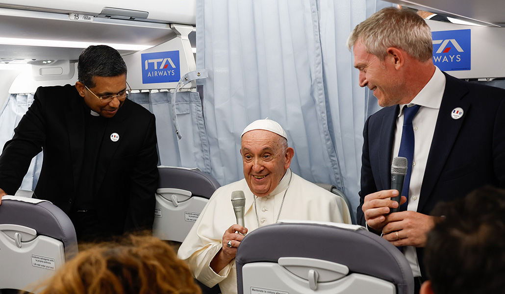 El Papa Francisco durante una rueda de prensa con periodistas en viaje a Marsella
