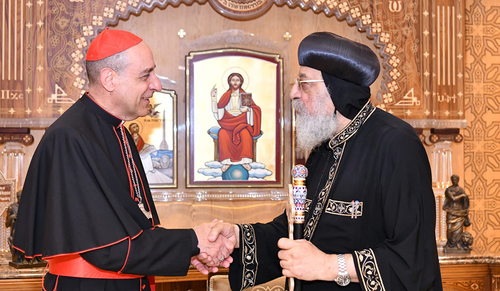 Fernández saluda al Papa copto, Tawadros II, el 22 de mayo en la sede del Patriarcado de Alejandría