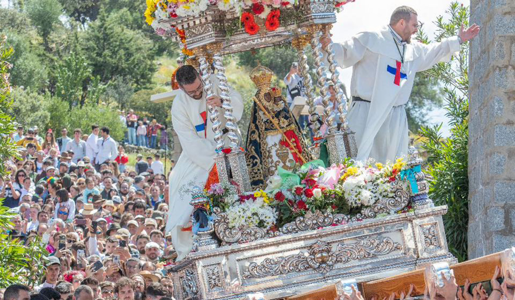 Trinitarios custodian a la Virgen en la procesión por el cerro de la Cabeza