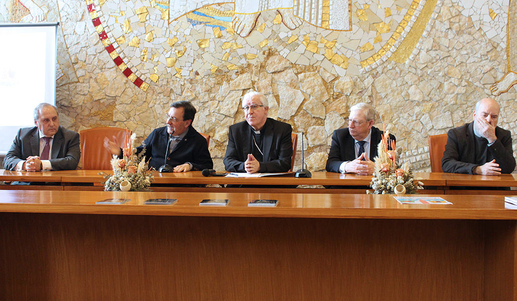 Los organizadores del congreso en la sala capitular de la catedral de la Almudena. A la izquierda, Joaquín de la Peña, y en el centro el arzobispo de Sevilla, José Ángel Saiz