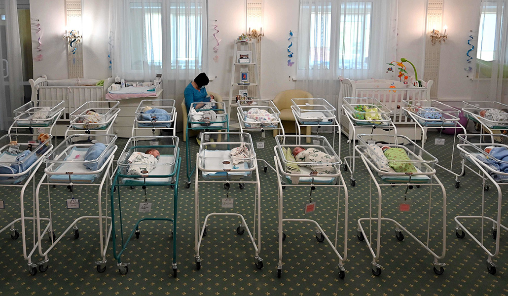 Una enfermera y unos bebés recién nacidos por gestación subrogada en Kiev, Ucrania