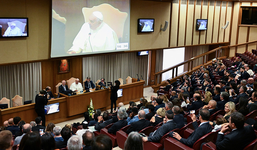 El Papa Francisco asiste al Encuentro Internacional del Sentido en su jornada de clausura, en el Vaticano, el 23 de mayo