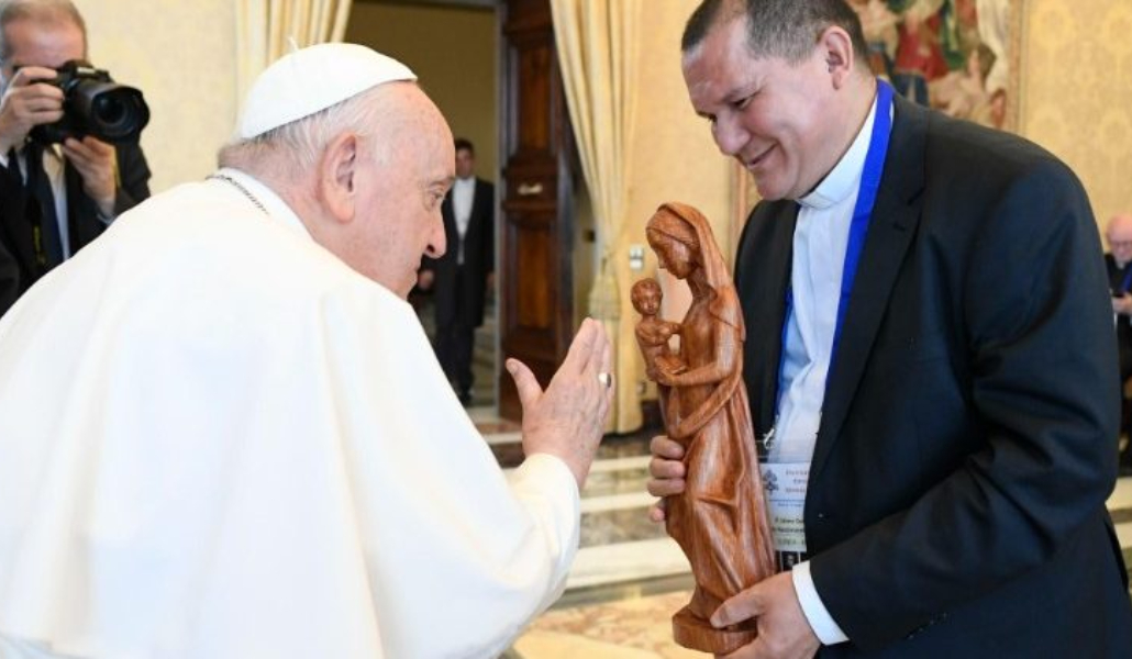 El Papa con un delegado nacional de Obras Misionales Pontificias
