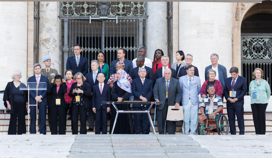 Ganadores del Premio Nobel de la Paz en la plaza de San Pedro el 10 de junio de 2023
