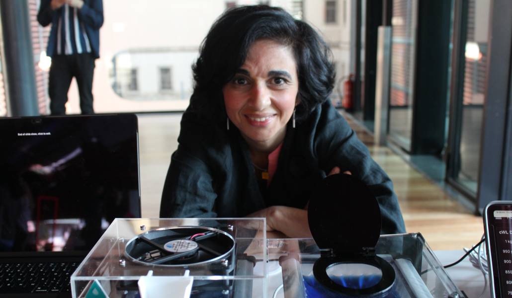 Diana Yousef con un prototipo en miniatura de iThrone