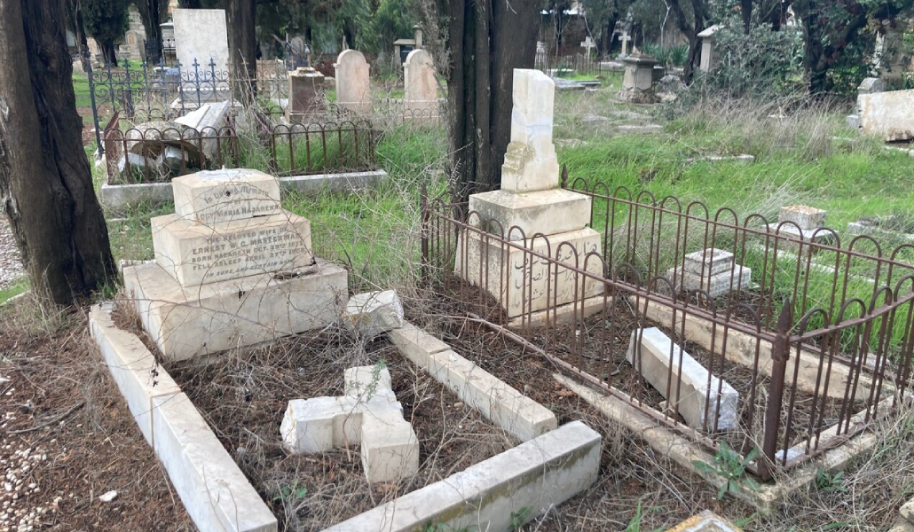 Cementerio anglicano del Monte Sión tras el ataque del 1 de enero de 2023