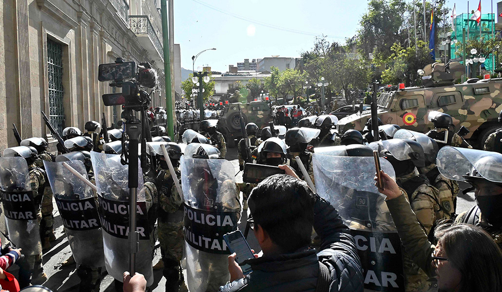 Tropas militares en la plaza de Armas de La Paz