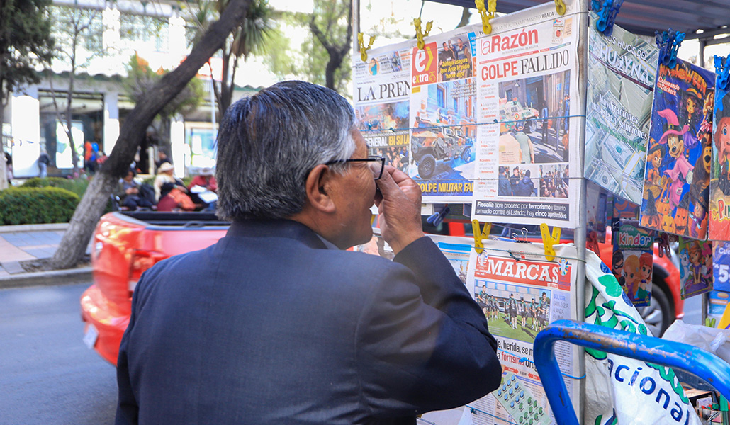 Un hombre observa unos periódicos en La Paz (Bolivia)