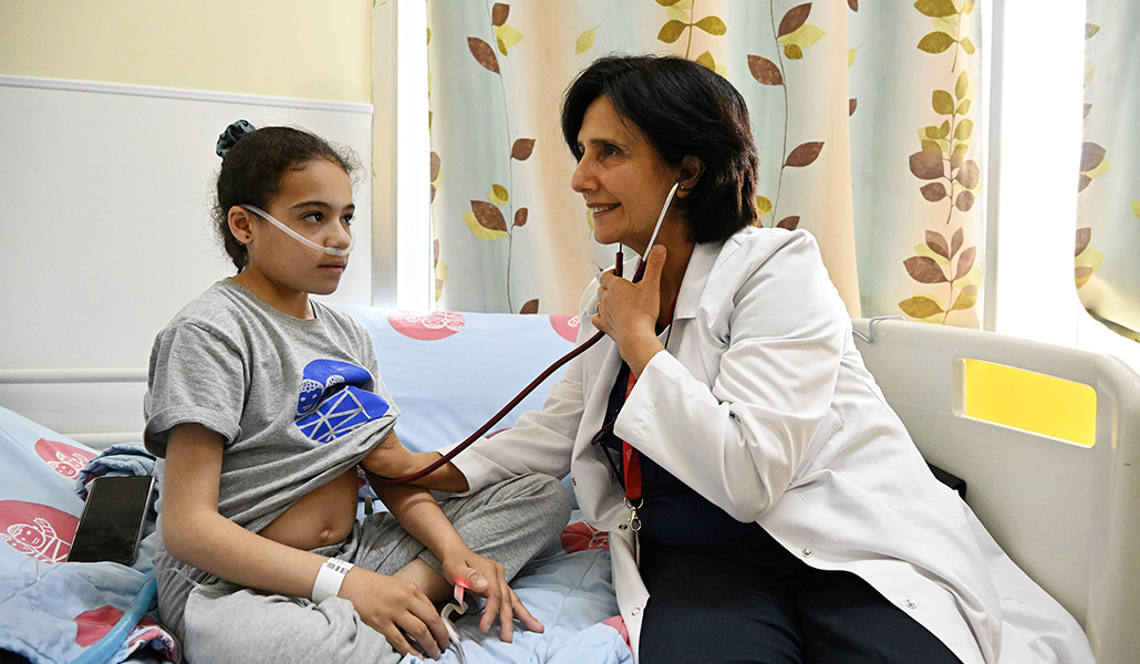 La doctora Hiyam Awad, directora médico del Caritas Baby Hospital in Bethlehem, Cisjordania examina a Siwar Qabaja, de 13 años, en el hospital
