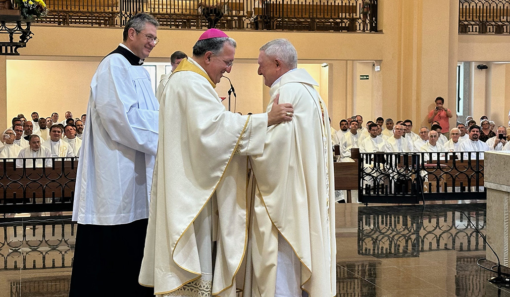 El obispo Ginés García Beltrán felicita a Juan José Somalo por sus bodas de oro sacerdotales