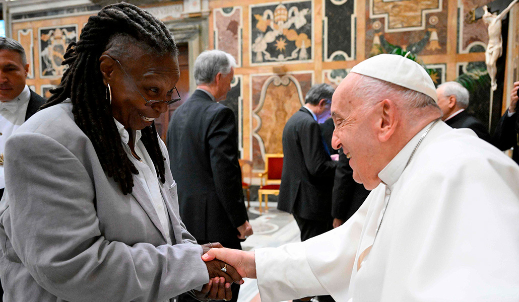 El Papa Francisco saluda a la actriz estadounidense Whoopi Goldberg durante la audiencia con los cómicos en el Vaticano