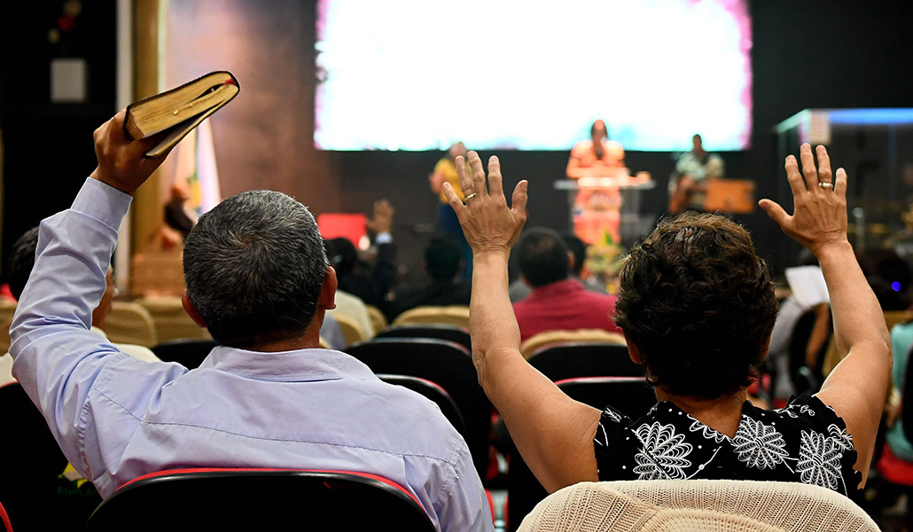 Un grupo de personas, miembros de una iglesia evangélica, en oración en Brasilia