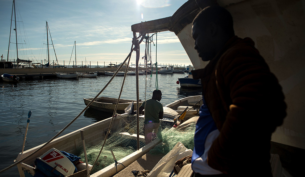 Unos inmigrantes en un barco pesquero en San Pedro del Pinatar (Murcia)