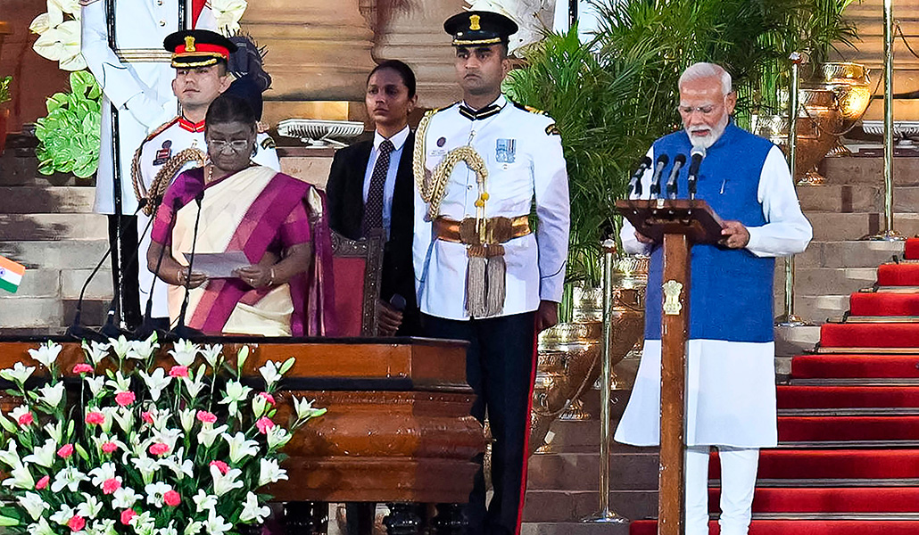 El líder del Partido Bharatiya Janata (BJP) de la India, Narendra Modi presta juramento para un tercer mandato como primer ministro del país en el palacio presidencial Rashtrapati Bhavan en Nueva Delhi el 9 de junio de 2024