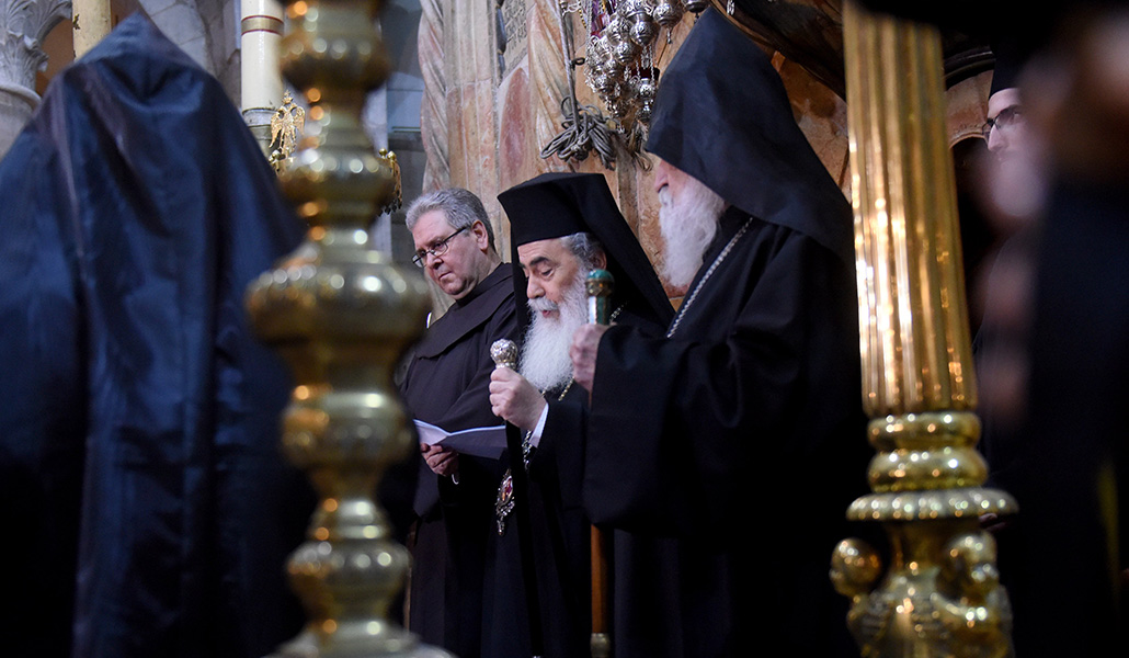 El padre franciscano Francesco Patton junto al patriarca ortodoxo griego Theophilos III y al patriarca armenio Nourhan Manougian durante una ceremonia en la Iglesia del Santo Sepulcro de Jerusalén en 2022