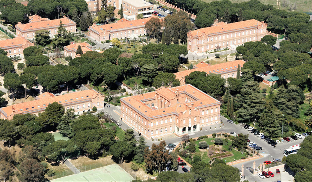 El hospital, con nueve pabellones, se construyó siguiendo el proyecto de Federico Aparici, catedrático de Arquitectura y autor de la basílica de Covadonga