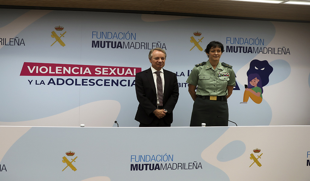 El director general de la Mutua, Lorenzo Cooklin, y la teniente coronel de la Guardia Civil Mª Dolores Gimeno durante la presentación del informe este lunes en Madrid