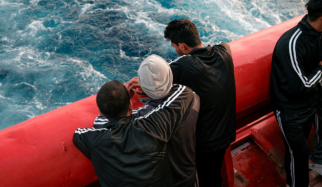 Unos inmigrantes en el barco de rescate Ocean Viking de la organización humanitaria marítima europea SOS Méditerranée
