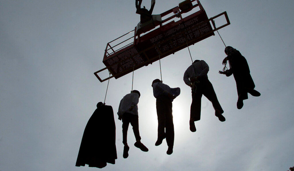 Muñecos cuelgan de una grúa en Génova contra la pena de muerte en Irán