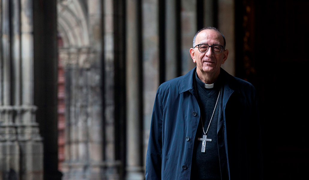 El cardenal Juan José Omella, posa en el claustro de la Catedral de Barcelona