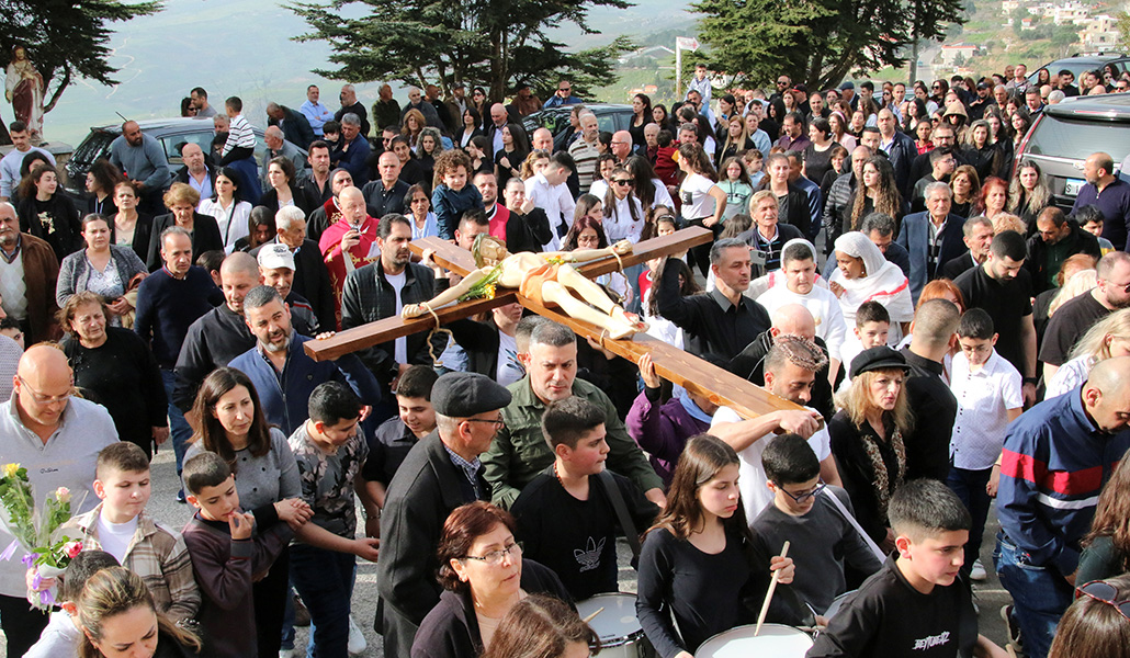 Cristianos participan en la procesión del Viernes Santo en Klayaa, en el sur del Líbano