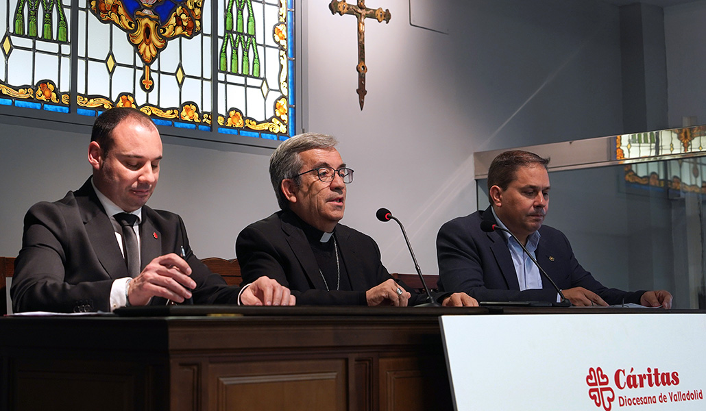 El arzobispo de Valladolid, Luis Argüello junto a los responsables de Cáritas Diocesana de Valladolid, durante la presentación de la memoria