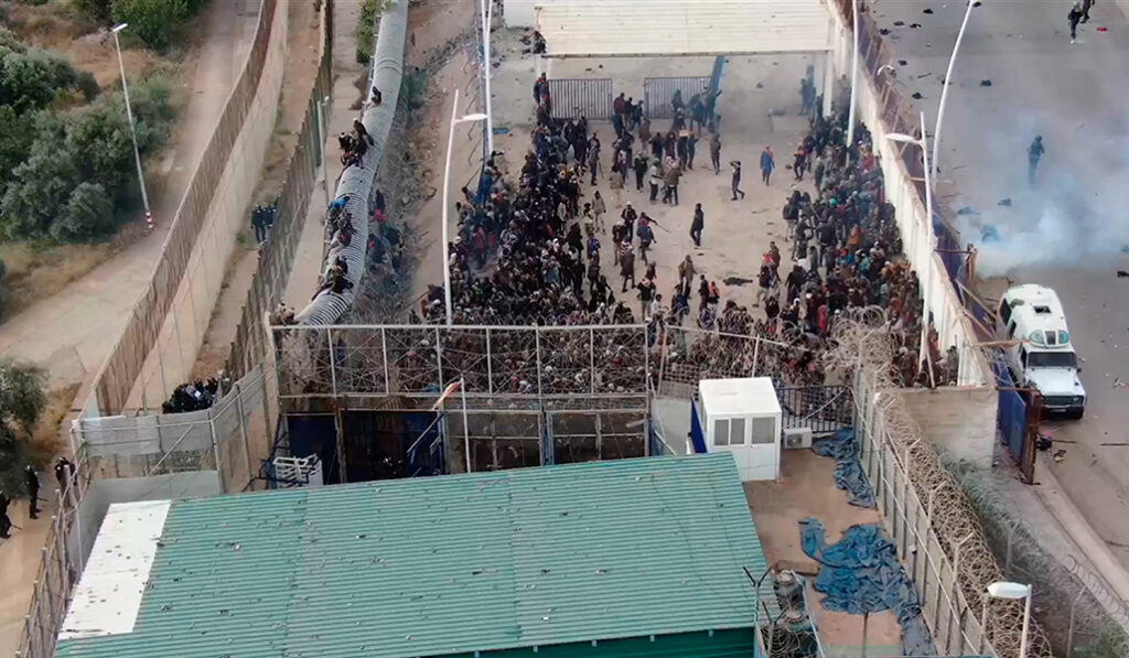 Migrantes durante el asalto a la valla de Melilla el 24 de junio de 2022