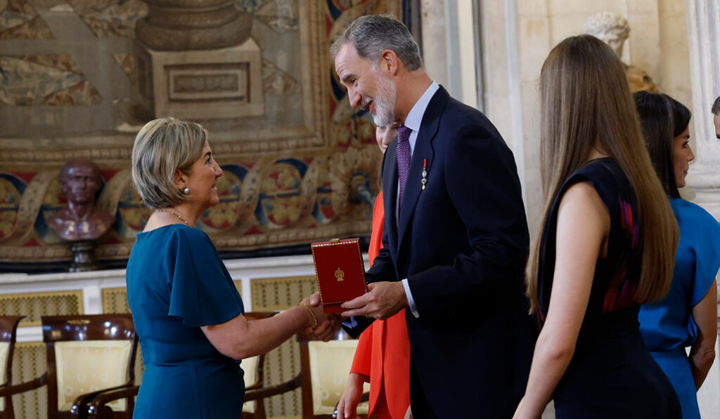 Su Majestad el Rey condecora con la Encomienda del Mérito Civil a Vicente Berenguer Llopis. Recoge la condecoración su sobrina política Sonsoles Vela