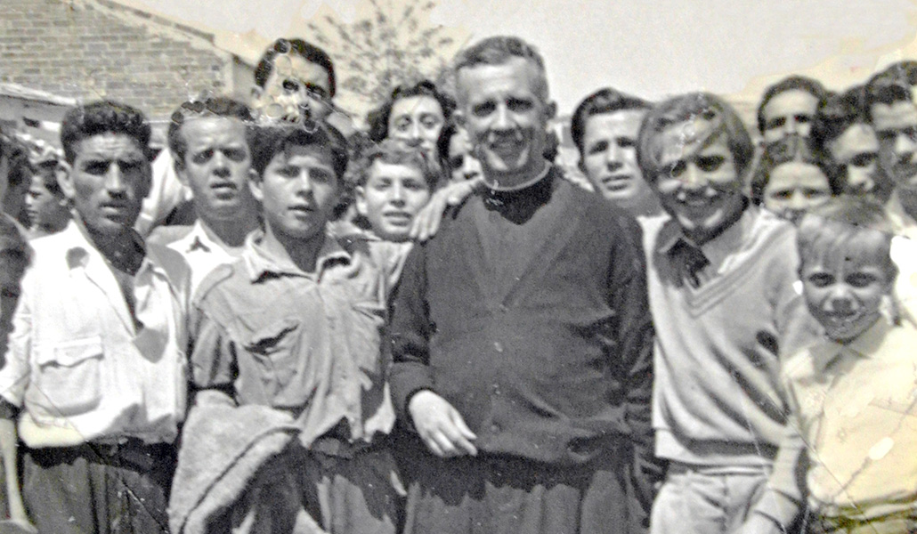 El padre Llanos junto a algunos jóvenes del Pozo del Tío Raimundo en los años 50