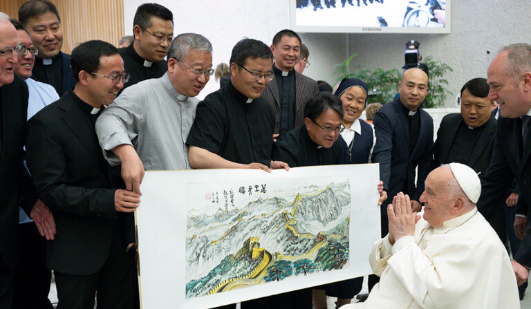 El Papa observa una pintura de la Gran Muralla China durante la audiencia general del pasado 1 de mayo.