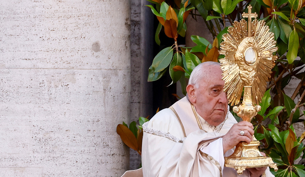El Papa imparte la bendición con el Santísimo desde la entrada de la basílica de Santa María la Mayor