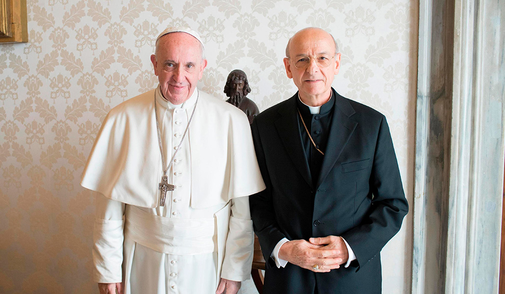 El prelado junto al Papa Francisco en un encuentro anterior