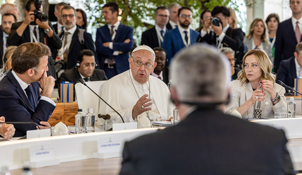 El encuentro 'outreach' en el que ha participado el Papa tenía el formato de una mesa ovalada para los ponentes