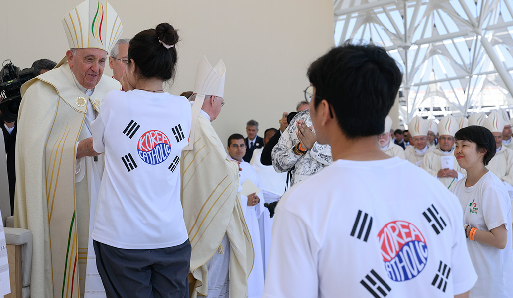 El Papa Francisco con jóvenes de Corea del Sur en la JMJ de Lisboa el 6 de agosto de 2023