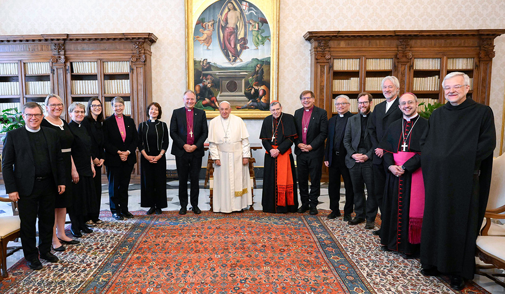 El Papa Francisco posa con una delegación de la Federación Luterana Mundial durante una audiencia privada en el Vaticano el 20 de junio de 2024