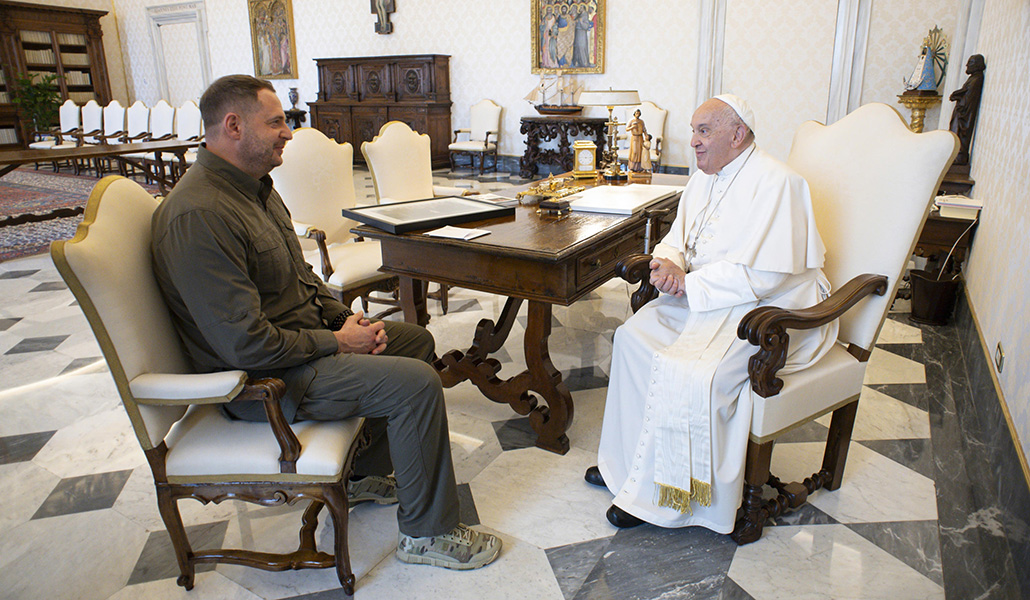 El Papa Francisco junto al jefe de la Oficina del Presidente de Ucrania, Andriy Yermak durante una audiencia en el Vaticano, el 8 de junio de 2024