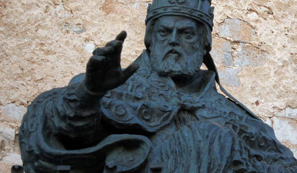Estatua de Benedicto XIII (Papa Luna) en Peñíscola (Castellón). Hecha en bronce por el escultor Sergio Blanco