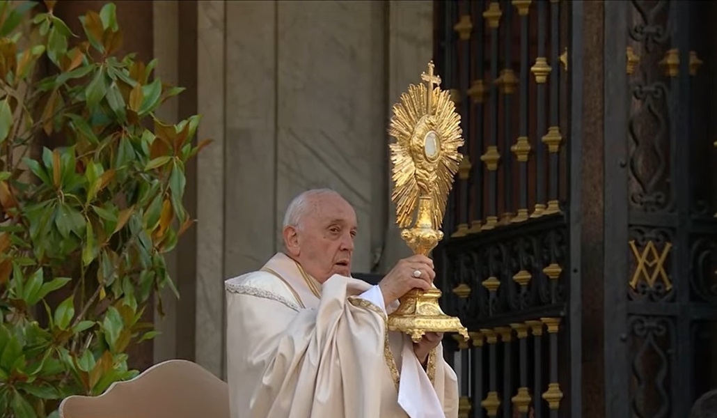 El Papa imparte la bendición con el Santísimo desde la entrada de la basílica de Santa María la Mayor. Foto: Vatican Media.