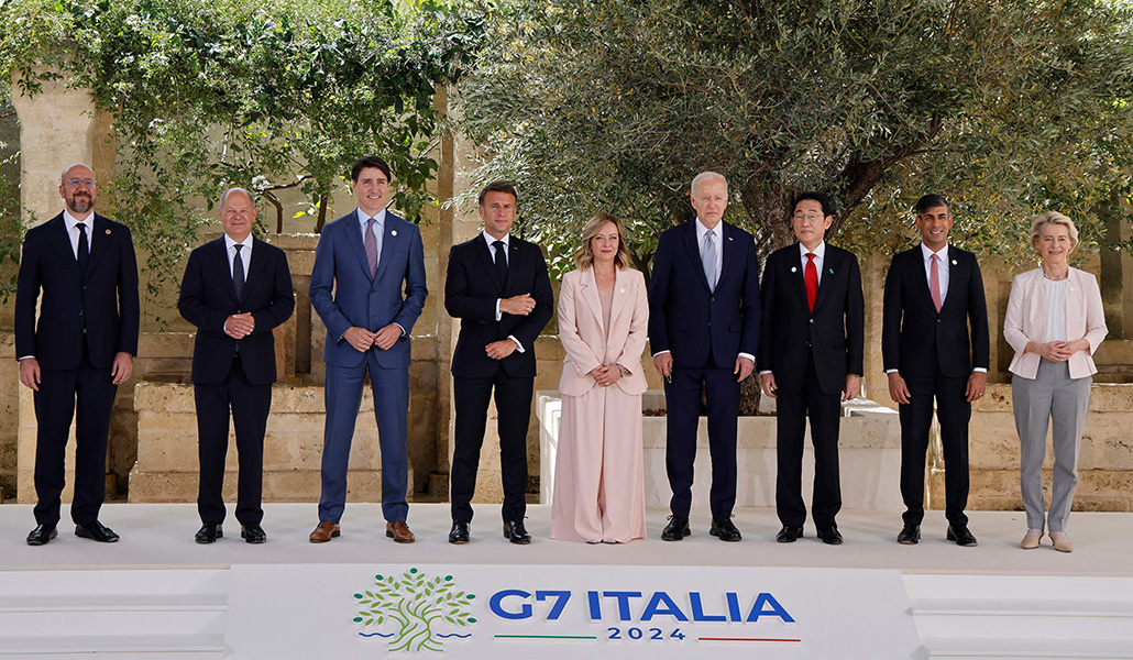 Foto de familia de los participantes del G7 con el presidente del Consejo Europeo, el canciller alemán, el canadiense Trudeau, Macron, Meloni, Biden, el primer ministro japonés, primer ministro británico Von der Leyen. Foto: AFP / Ludovic Marin.