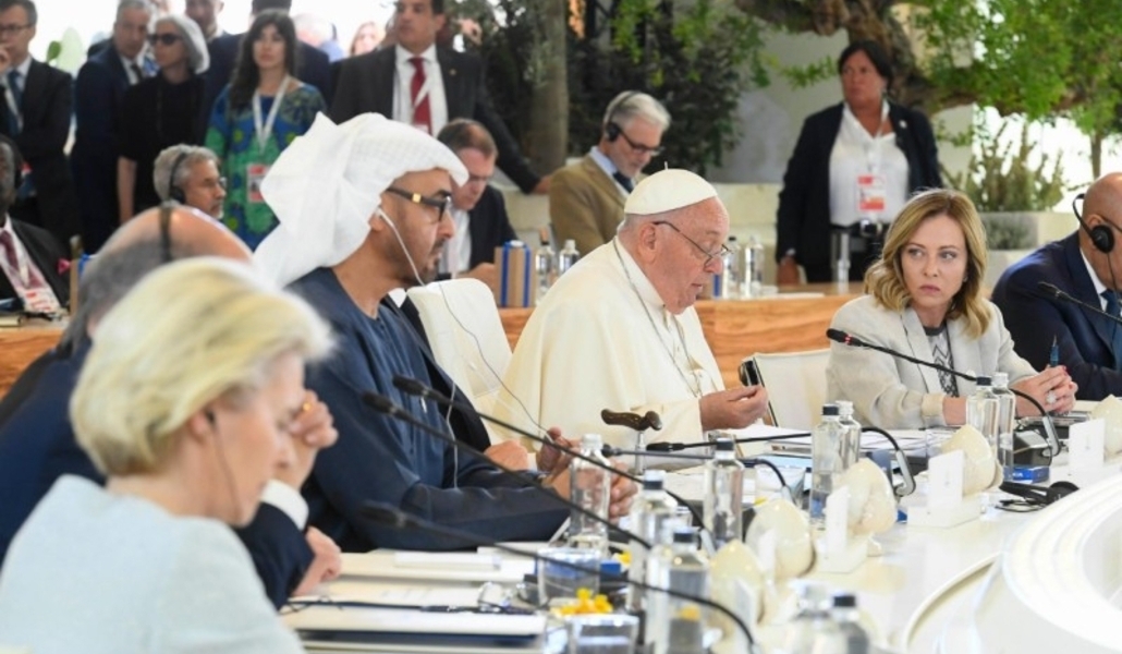El encuentro outreach en el que ha participado el Papa tenía el formato de una mesa ovalada para los ponentes. Foto: Vatican Media.