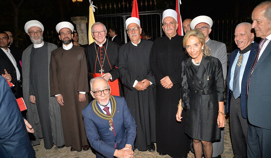 El cardenal Parolin junto a autoridades civiles y religiosas en su viaje a Líbano