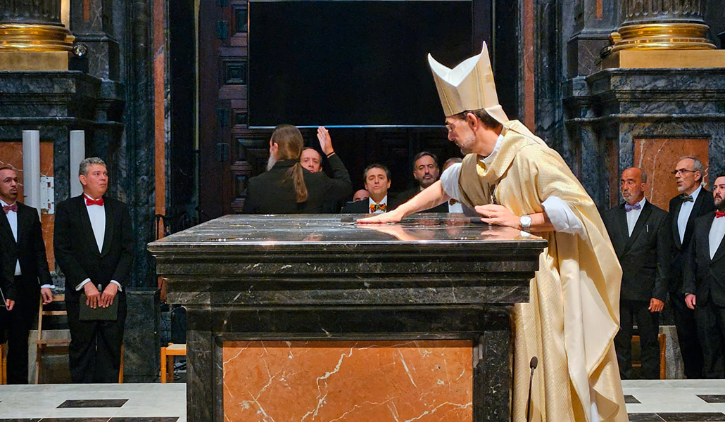El cardenal Cobo unge el altar con el santo crisma en su consagración