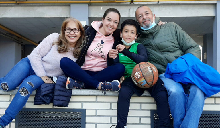 Antonio y su mujer al llegar a España en 2022 junto a su hija Paola y su nieto Fernando, de 10 años