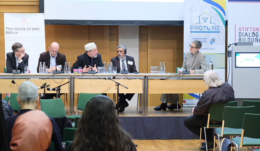El primer simposio sobre la protección de los lugares de culto se celebró en Berlín