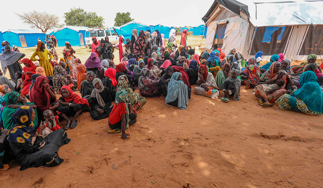 Refugiados sudaneses esperan para recibir alimento cerca de Adré