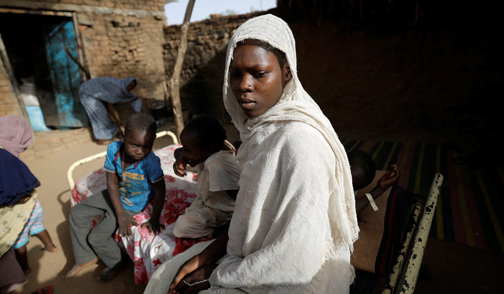 Una joven huida de la violencia en Darfur y acogida en casa de una familia en Koufroun (Chad)