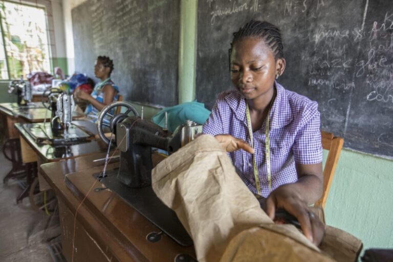 Una niña en clases de costura con las vedrunas en Togo