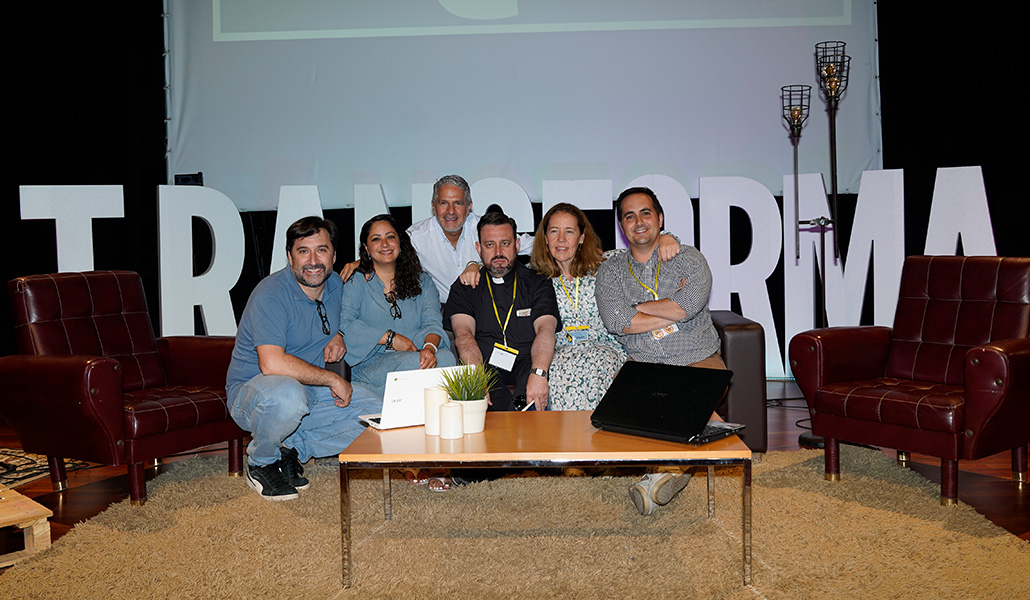 Barrera y Salcedo con participantes del encuentro Transforma en la edición del año pasado
