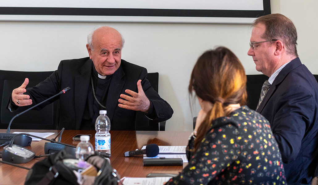 El arzobispo Vincenzo Paglia, presidente de la Pontificia Academia para la Vida, habla con los periodistas en la oficina de la Academia